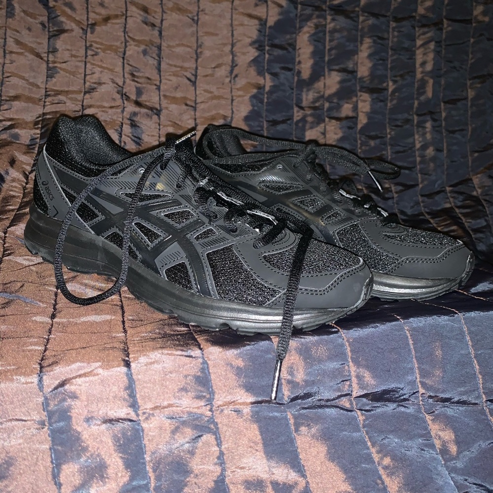 ASICS black tennis shoes